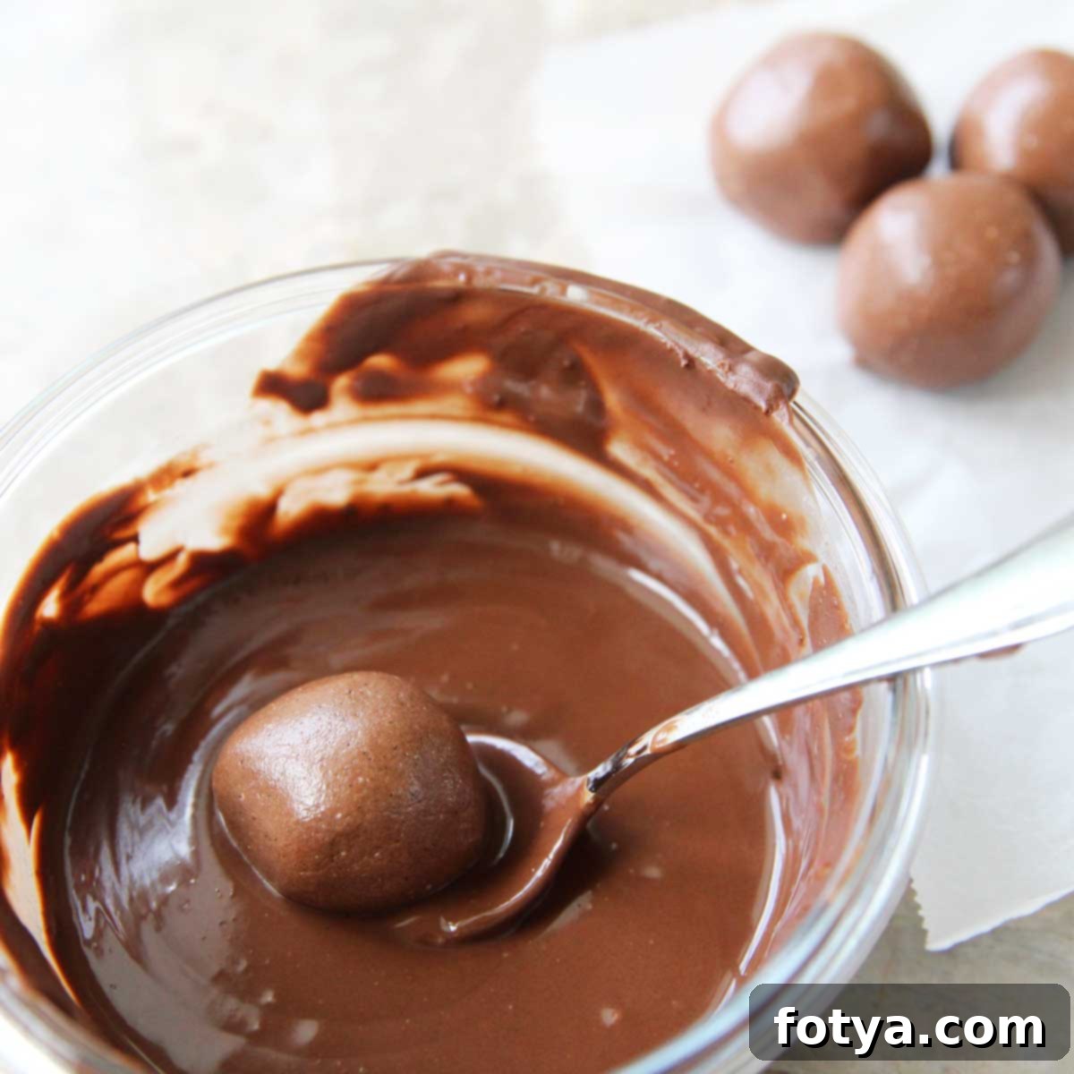 Εύκολες Μπάλες Πρωτεΐνης Nutella με 4 Υλικά 5 Βουτήξτε τις πρωτεϊνικές μπουκίτσες Nutella σε λιωμένη σοκολάτα
