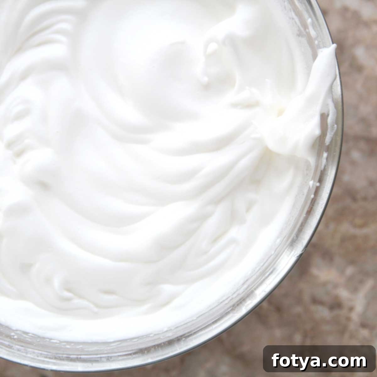 Αφράτο Ιαπωνικό Cheesecake με Υγιεινό Ελληνικό Γιαούρτι 2 Χτυπήστε τα ασπράδια σε μαρέγκα