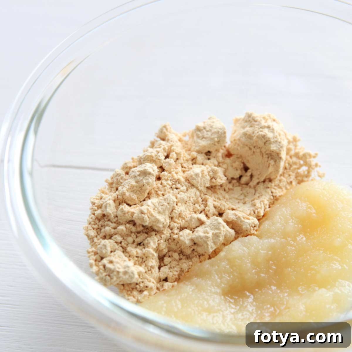 Εύκολα Πασχαλινά Αυγά Φυστικοβούτυρου PB Fit με 3 Υλικά 4 Ανάμειξη σκόνης φυστικοβούτυρου και σάλτσας μήλου