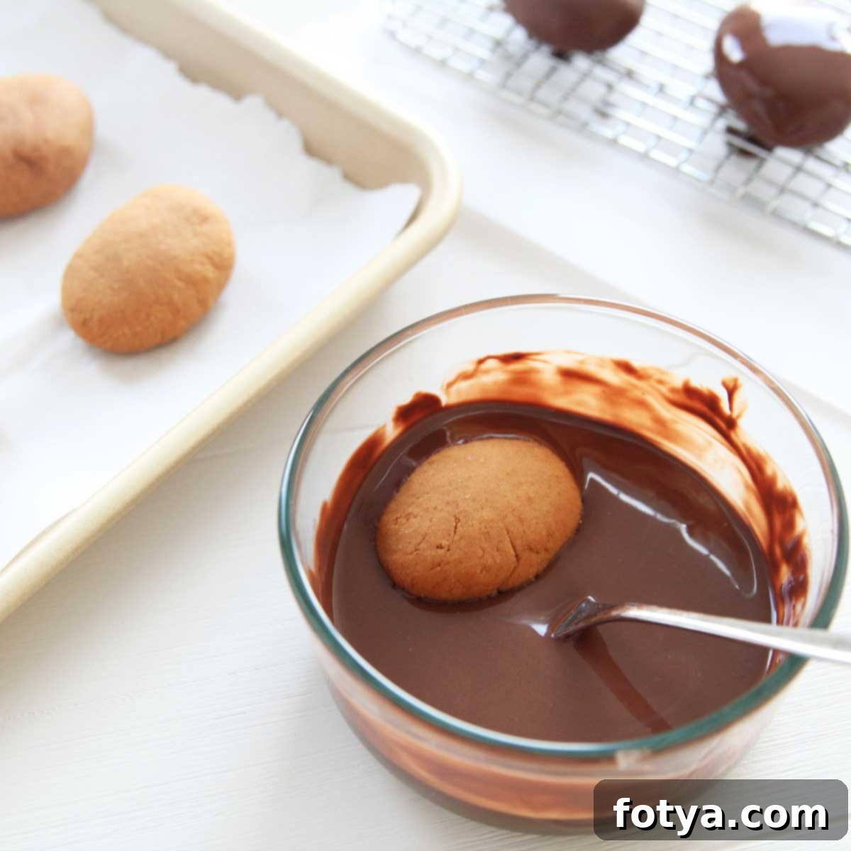 Εύκολα Πασχαλινά Αυγά Φυστικοβούτυρου PB Fit με 3 Υλικά 8 Επικάλυψη των αυγών με λιωμένη σοκολάτα