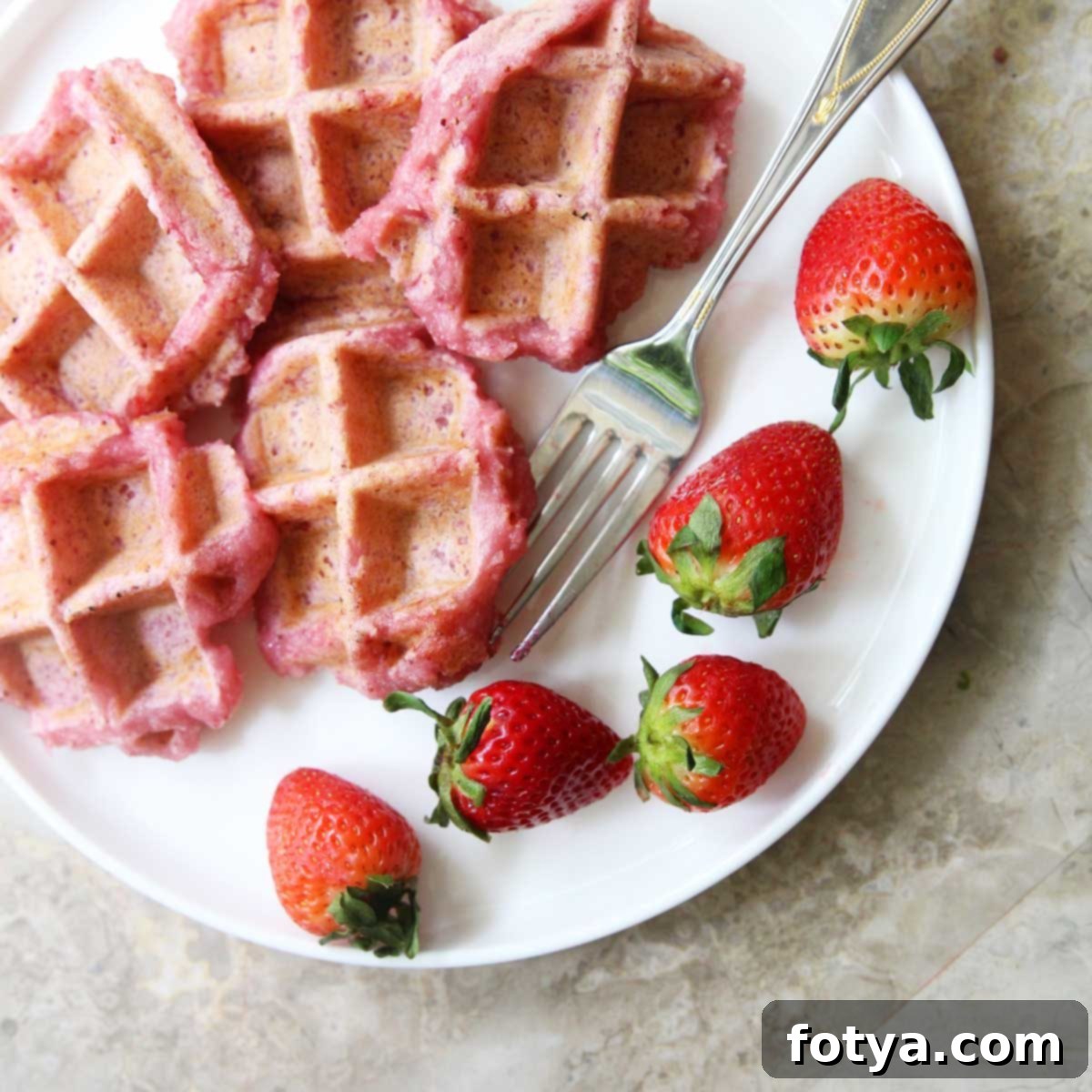 Φραουλένιες Βάφλες Μότσι (Χωρίς Γλουτένη, Vegan) 2 Βάφλες μότσι φράουλας, χωρίς γλουτένη και vegan, σερβιρισμένες