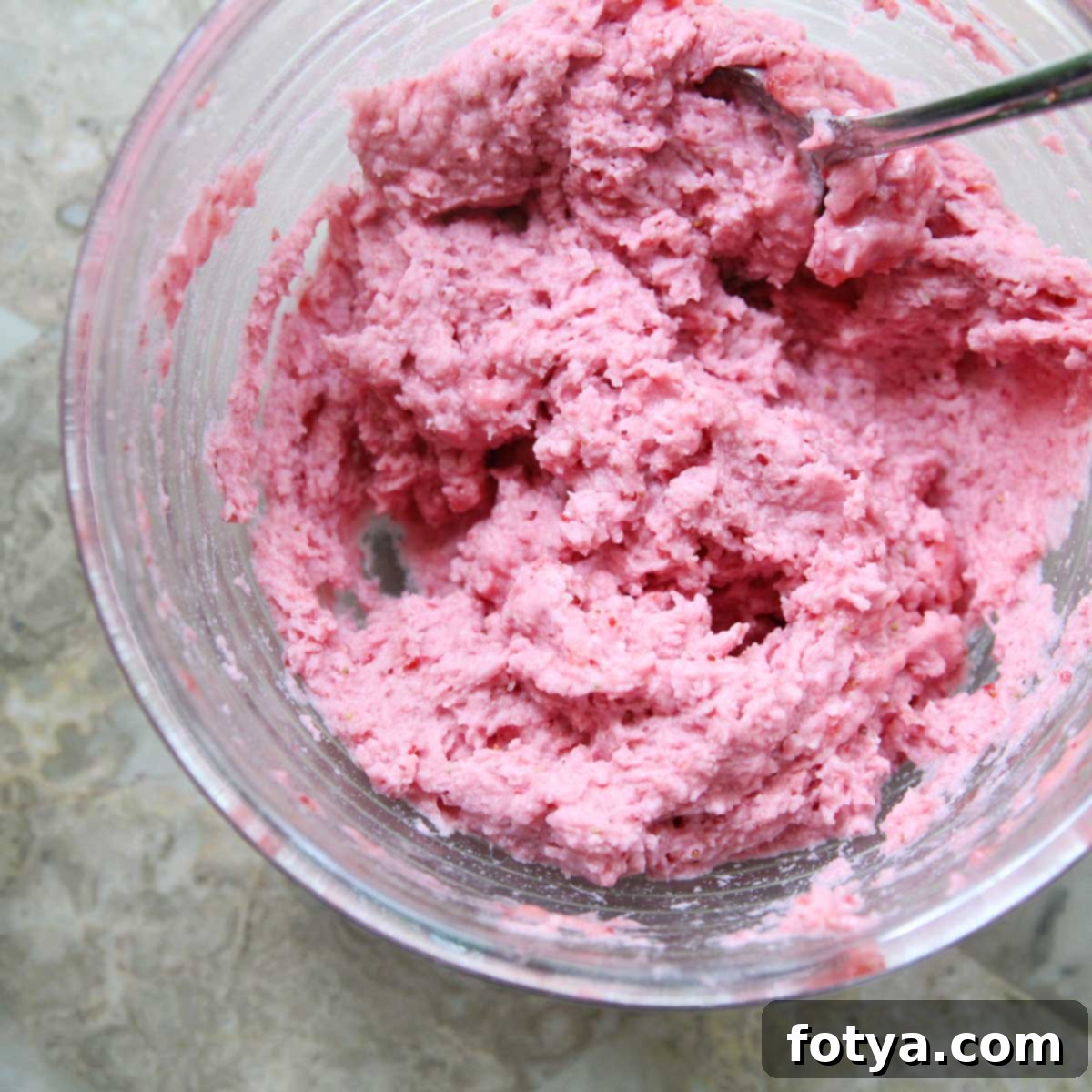 Φραουλένιες Βάφλες Μότσι (Χωρίς Γλουτένη, Vegan) 4 Παχύρευστη και σβολιασμένη ζύμη για βάφλες μότσι φράουλας