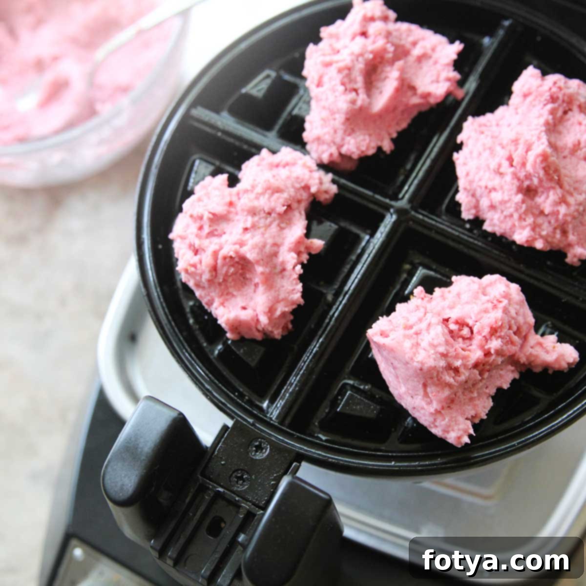 Φραουλένιες Βάφλες Μότσι (Χωρίς Γλουτένη, Vegan) 5 Ψήσιμο της ζύμης για βάφλες μότσι σε μια βαφλιέρα