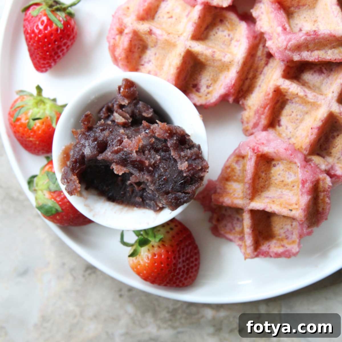 Φραουλένιες Βάφλες Μότσι (Χωρίς Γλουτένη, Vegan) 7 Έτοιμες βάφλες μότσι φράουλας σερβιρισμένες με φρέσκες φράουλες