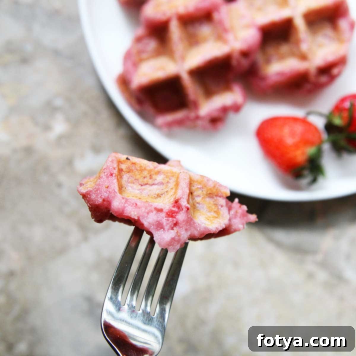 Φραουλένιες Βάφλες Μότσι (Χωρίς Γλουτένη, Vegan) 8 Βάφλες μότσι φράουλας σερβιρισμένες με σαντιγί