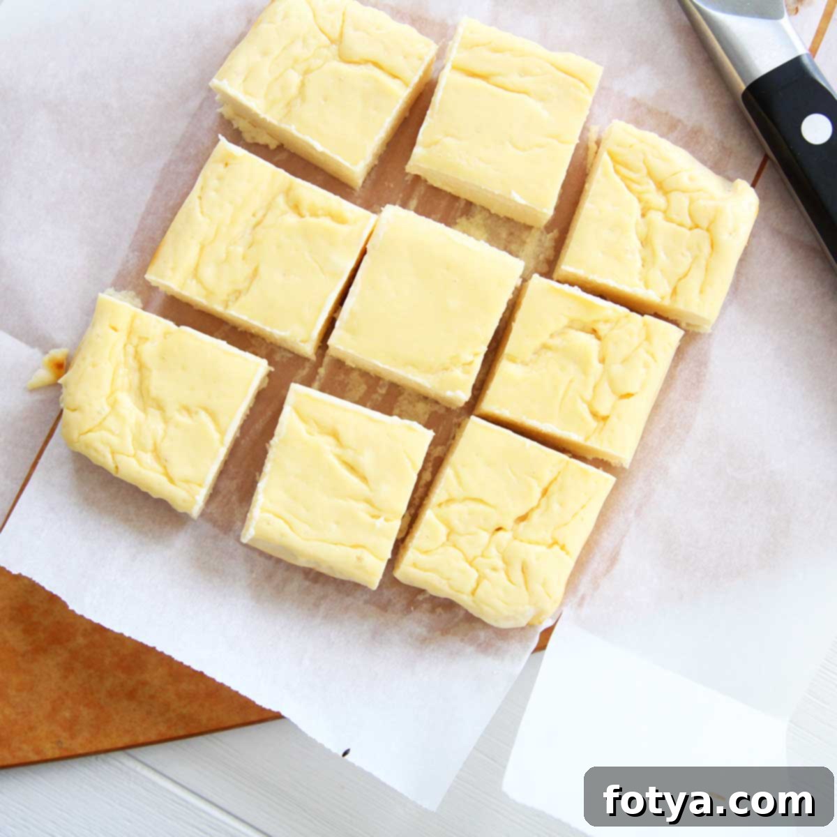 Πώς φτιάχνουμε εύκολη γέμιση cheesecake για Mooncakes και Mochi με μόλις 3 υλικά 6 Κόψτε την παγωμένη γέμιση cheesecake σε τετράγωνα