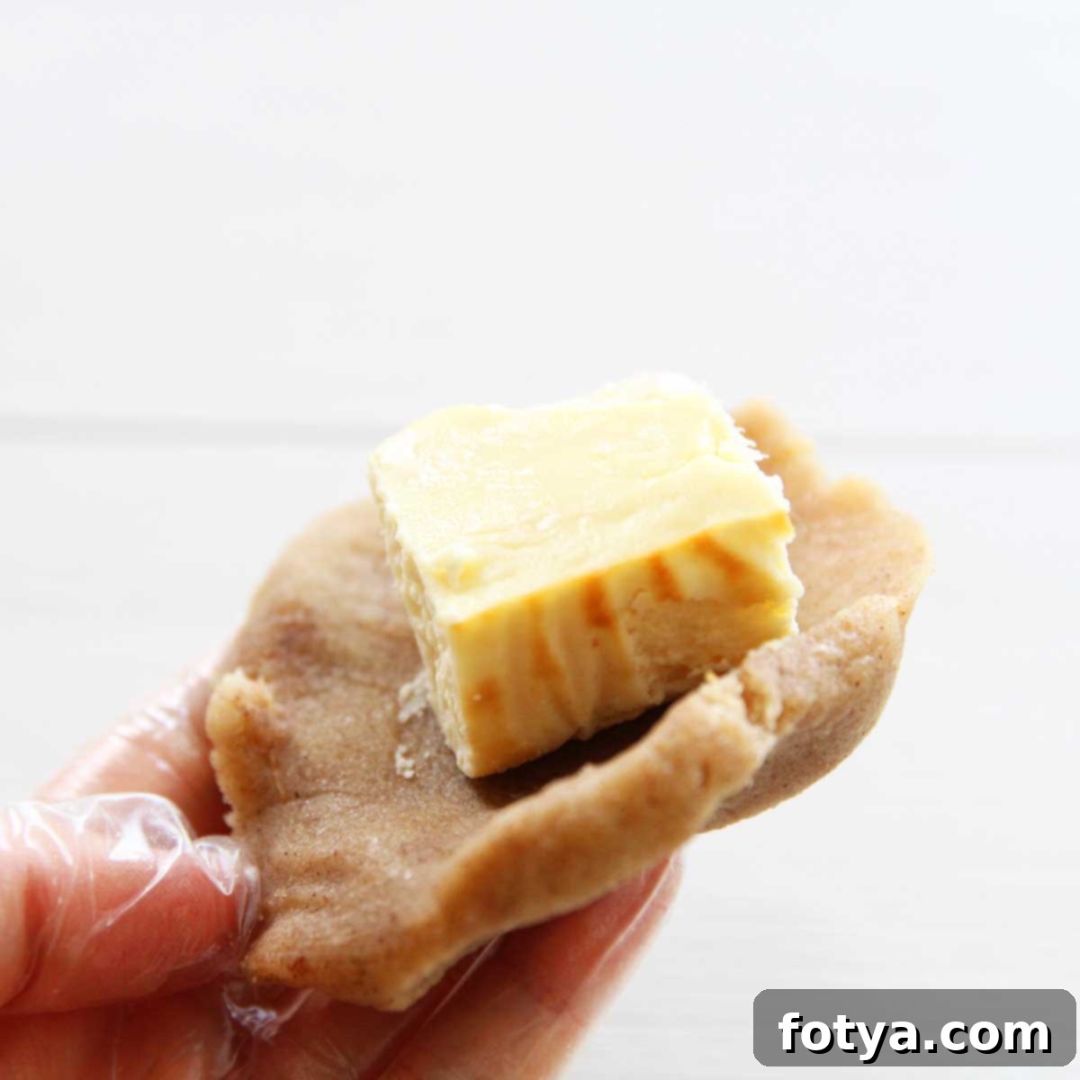 Πώς φτιάχνουμε εύκολη γέμιση cheesecake για Mooncakes και Mochi με μόλις 3 υλικά 7 Τυλίξτε τα παγωμένα τετράγωνα cheesecake με ζύμη mooncake ή mochi