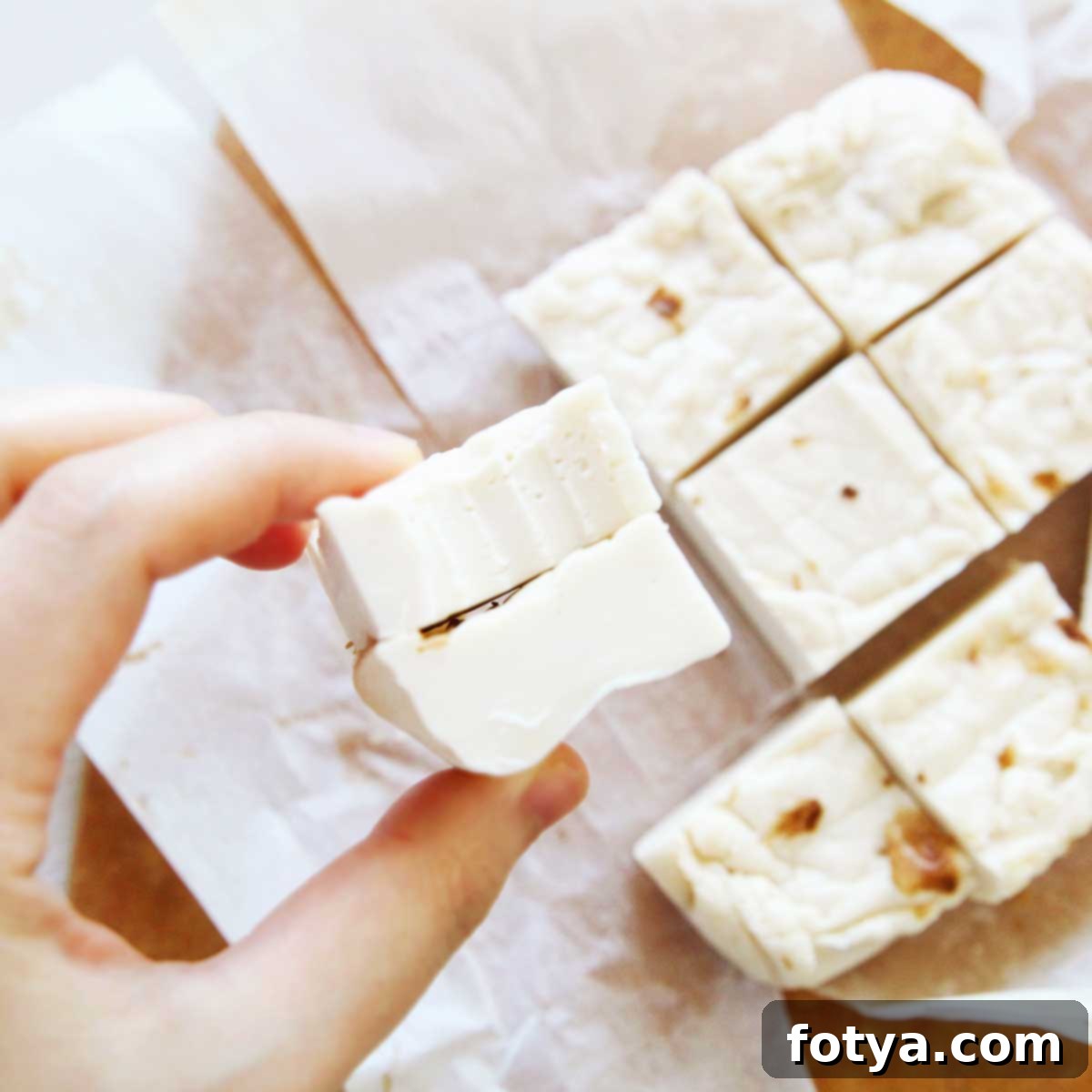 Βίγκαν Μπουκιές Cheesecake Με 3 Υλικά για Γέμιση Μότσι και Mooncake 6 Κόψτε vegan τσιζκέικ μπουκίτσες σε τετράγωνα