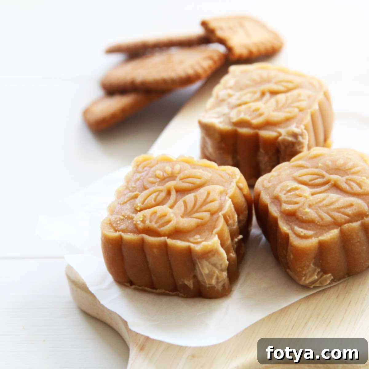 Σπιτικές Βίγκαν Παγωμένες Φεγγαρόπιτες Biscoff με Γέμιση Παγωτού 10 Απολαύστε τις φεγγαρόπιτες Biscoff Snowskin με παγωτό