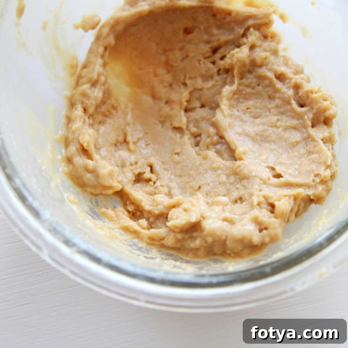 Σπιτικές Βίγκαν Παγωμένες Φεγγαρόπιτες Biscoff με Γέμιση Παγωτού 4 Προσθήκη νερού στο μείγμα της ζύμης