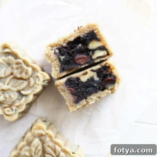 Mooncake: Πάνω από 20 Πρωτότυπες Γεύσεις και Συνταγές για τη Γιορτή του Μεσοφθινοπώρου 6 Mooncakes Βουτύρου Καρυδιού με Γέμιση Μπράουνι-Έκπληξη