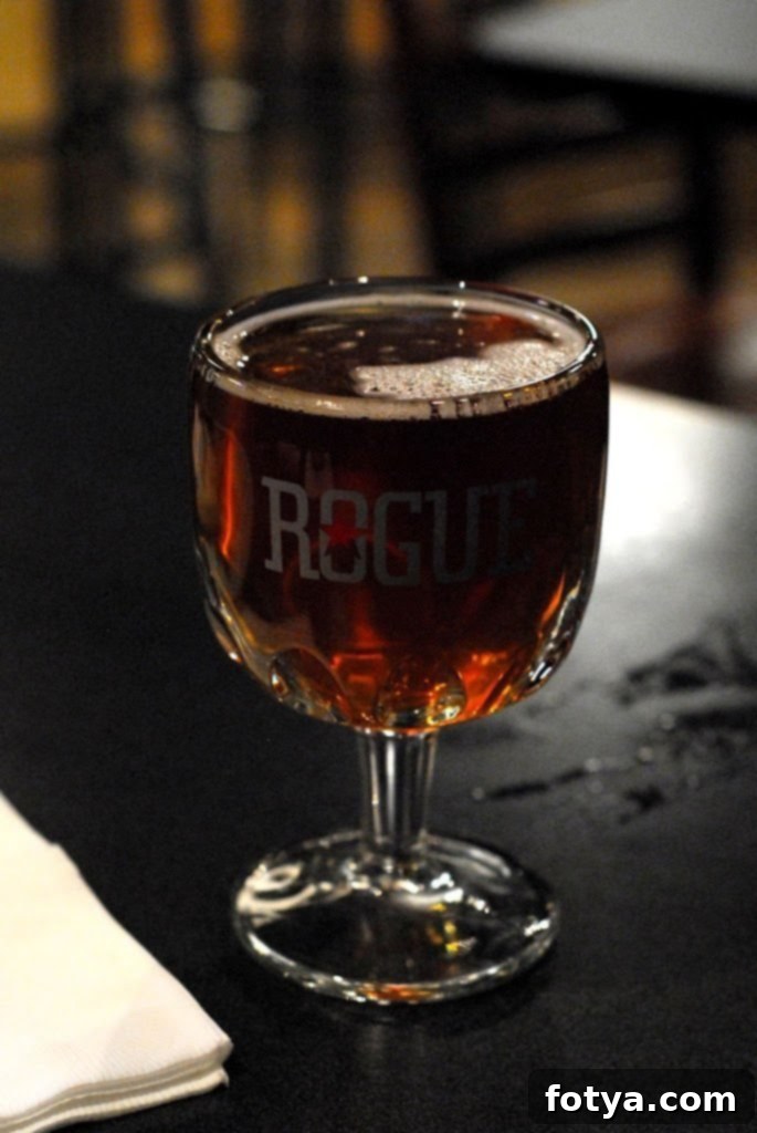 Αγριόμπυρα 5 Ποτήρι με μια δυνατή IPA μπύρα της Rogue με πλούσιο αφρό