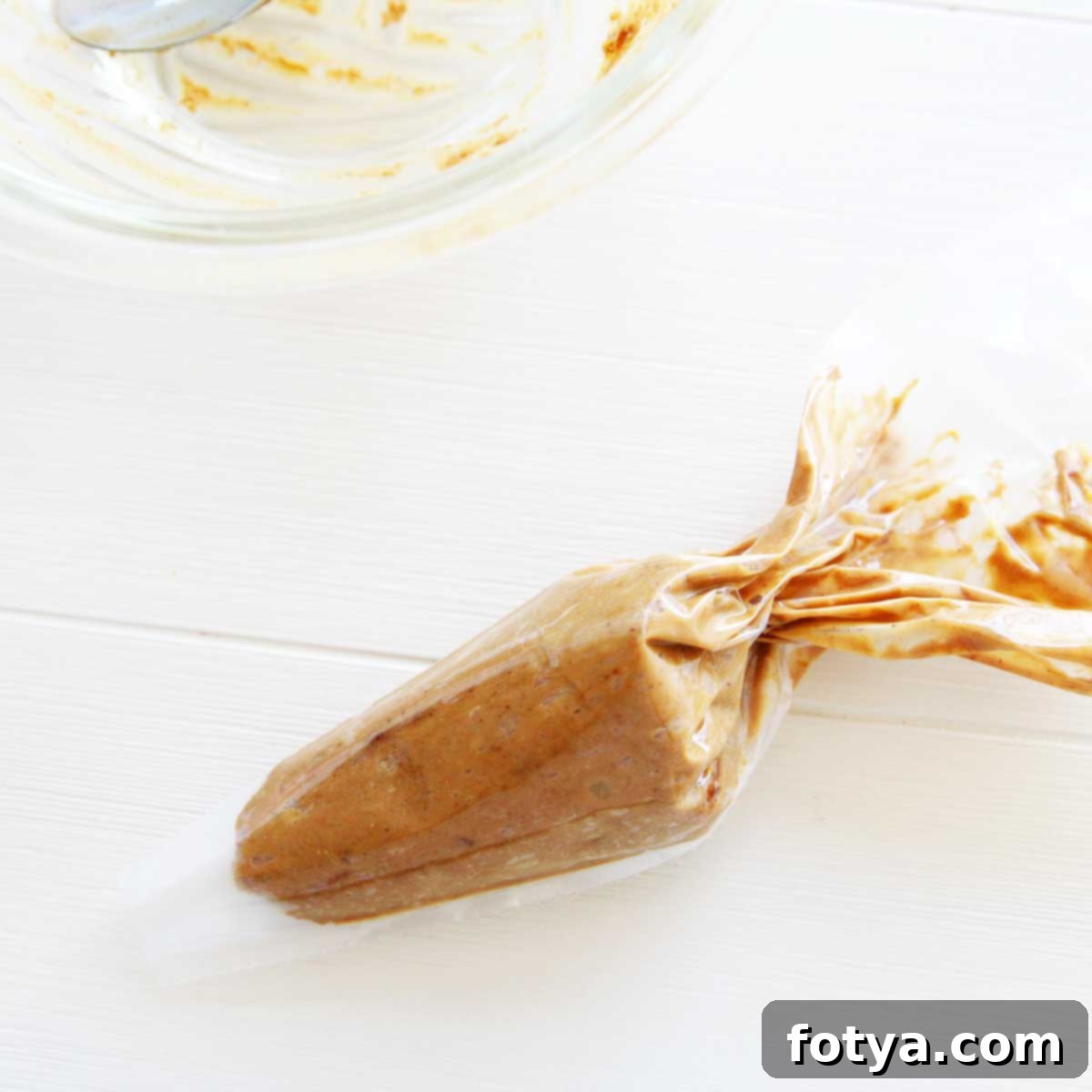 Σπιτικά Κύπελλα Φυστικοβούτυρου PB Fit: Η Υγιεινή, Vegan και Χωρίς Ζάχαρη Απόλαυση 6 Γέμισμα σακούλας ζαχαροπλαστικής με γέμιση φυστικοβούτυρου