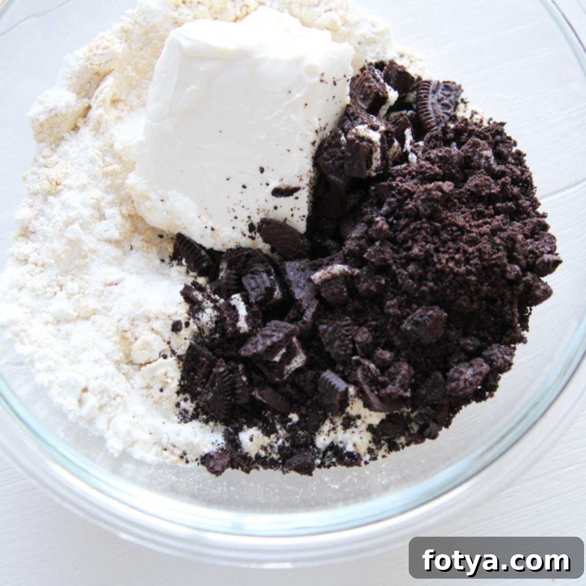 Εύκολες Σπιτικές Μπάρες Πρωτεΐνης Oreo Μπισκότο και Κρέμα Χωρίς Ψήσιμο 5 Προσθήκη τυριού κρέμας και Oreo στις μπάρες πρωτεΐνης