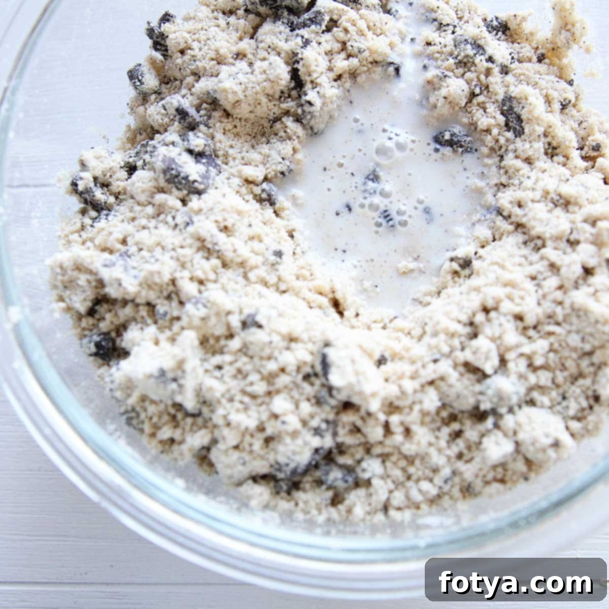 Εύκολες Σπιτικές Μπάρες Πρωτεΐνης Oreo Μπισκότο και Κρέμα Χωρίς Ψήσιμο 6 Προσθήκη γάλακτος αμυγδάλου στη ζύμη πρωτεΐνης Oreo