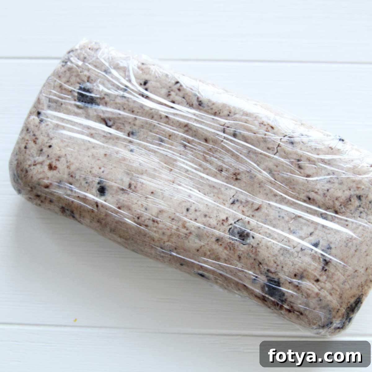 Εύκολες Σπιτικές Μπάρες Πρωτεΐνης Oreo Μπισκότο και Κρέμα Χωρίς Ψήσιμο 8 Διαμόρφωση ζύμης πρωτεΐνης Oreo σε ορθογώνιο και ψύξη
