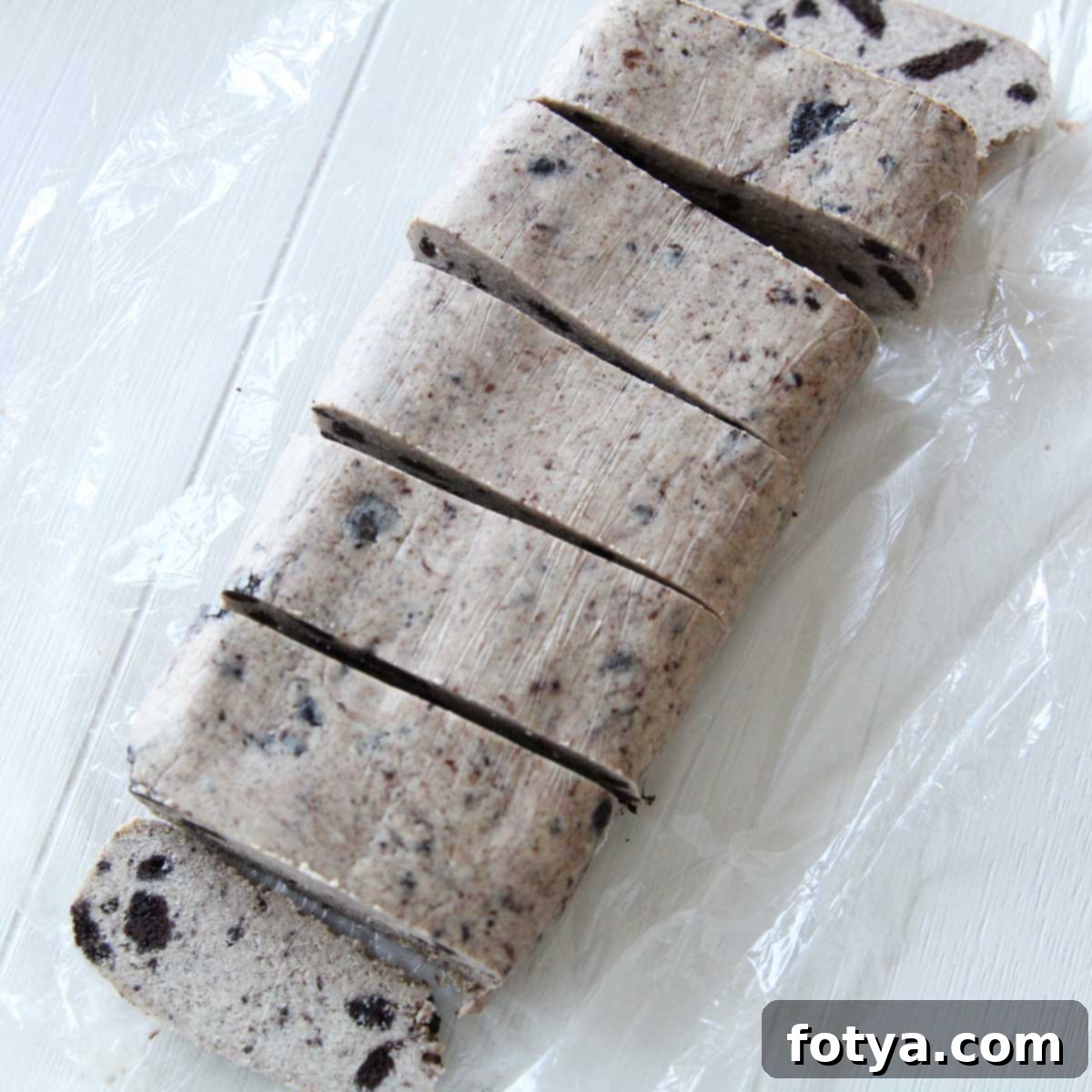 Εύκολες Σπιτικές Μπάρες Πρωτεΐνης Oreo Μπισκότο και Κρέμα Χωρίς Ψήσιμο 9 Κόψιμο ζύμης πρωτεΐνης Oreo σε μπάρες