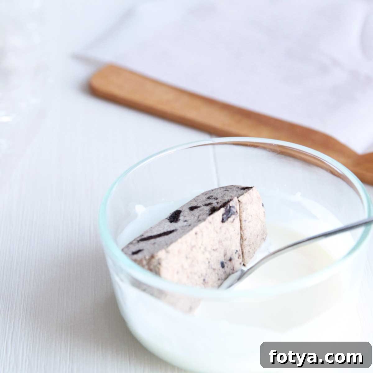 Εύκολες Σπιτικές Μπάρες Πρωτεΐνης Oreo Μπισκότο και Κρέμα Χωρίς Ψήσιμο 10 Επικάλυψη μπάρων πρωτεΐνης Oreo με λιωμένη σοκολάτα