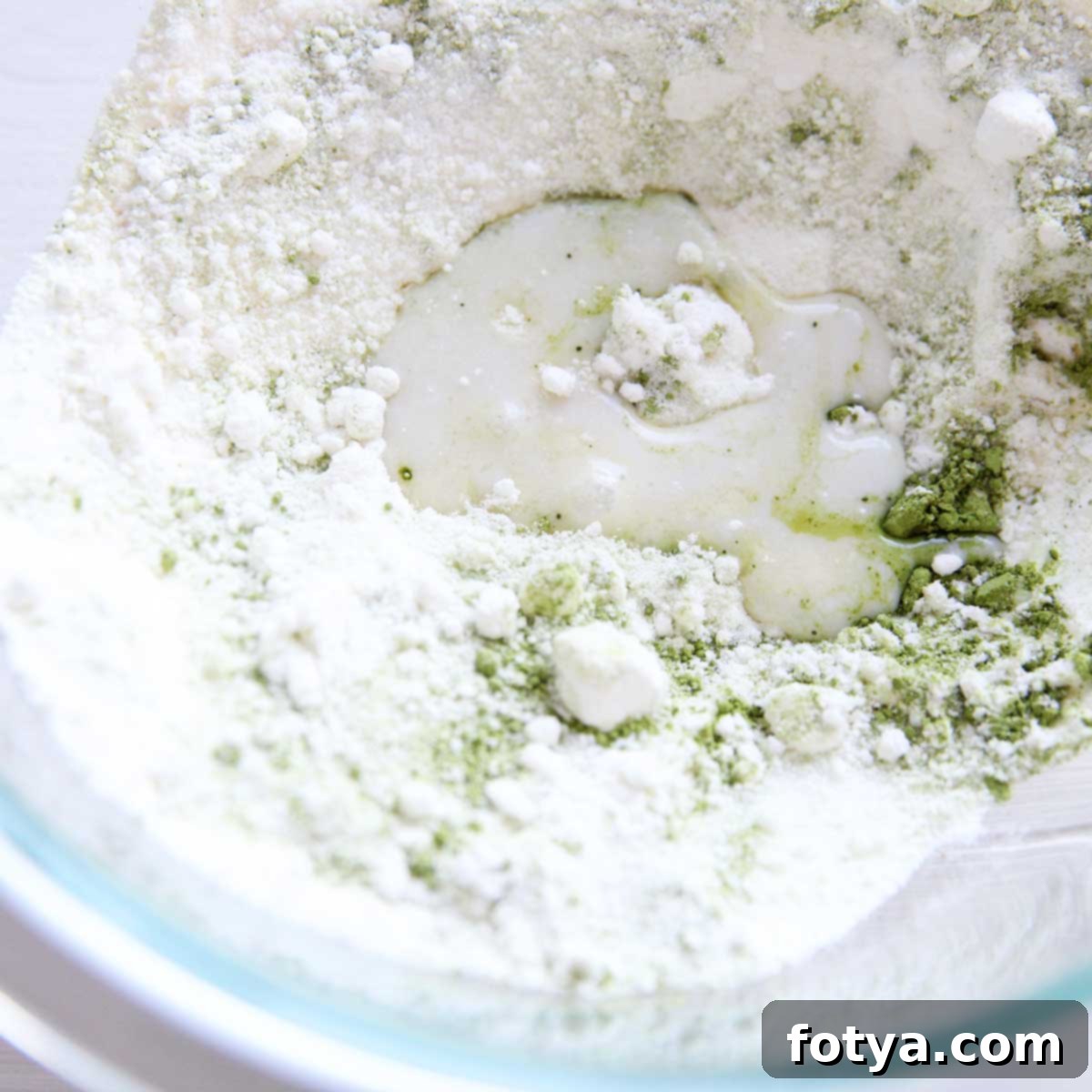 Μπάλες Πρωτεΐνης Matcha Latte Έκρηξη Ενέργειας με Πεπτίδια Κολλαγόνου 3 Προσθήκη γάλακτος αμυγδάλου στη ζύμη πρωτεΐνης matcha
