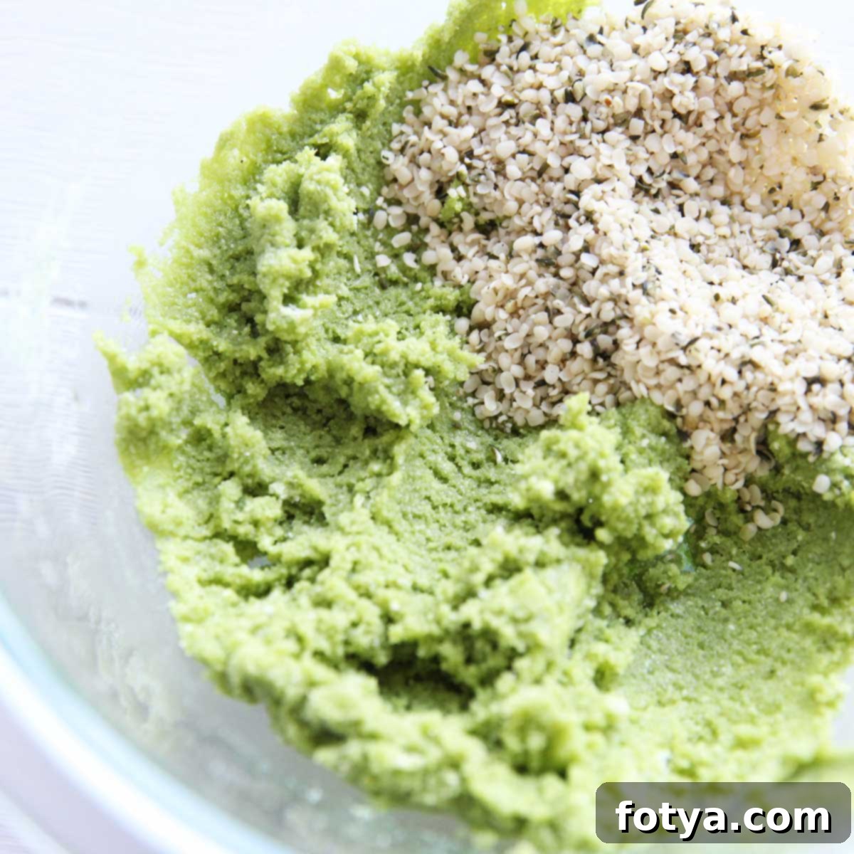 Μπάλες Πρωτεΐνης Matcha Latte Έκρηξη Ενέργειας με Πεπτίδια Κολλαγόνου 4 Προσθήκη σπόρων κάνναβης στη ζύμη πρωτεΐνης matcha