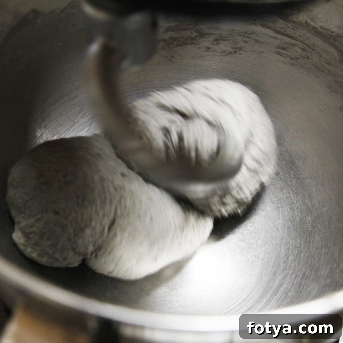 Σπιτικά Vegan Στριφτά Μάντου με Μαύρο Σουσάμι και Γάλα Αμυγδάλου 6 Ζύμωμα ζύμης μαύρου σουσαμιού Mantou