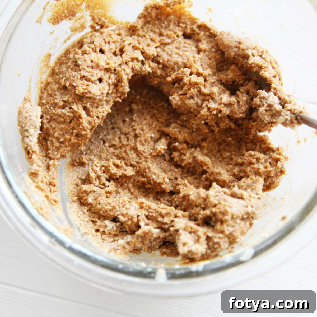 Vegan Μαλακές και Μαστιχωτές Μπάρες Πρωτεΐνης Βρώμης με Μήλο 5 Ζυμώστε τη ζύμη με τα χέρια σας για να ομογενοποιηθούν τα υλικά. Προσαρμόστε την υφή προσθέτοντας αλεύρι βρώμης ή σάλτσα μήλου.