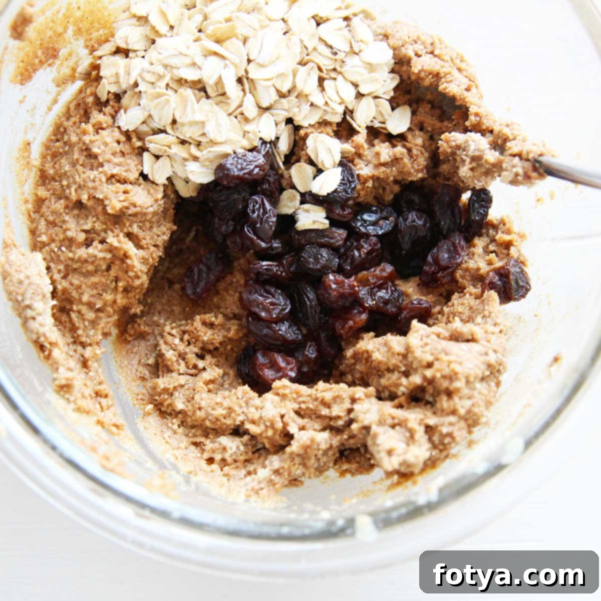 Vegan Μαλακές και Μαστιχωτές Μπάρες Πρωτεΐνης Βρώμης με Μήλο 6 Προσθέστε νιφάδες βρώμης και σταφίδες στη ζύμη. Αυτά τα πρόσθετα συστατικά θα βοηθήσουν να σφίξει η ζύμη πρωτεΐνης.