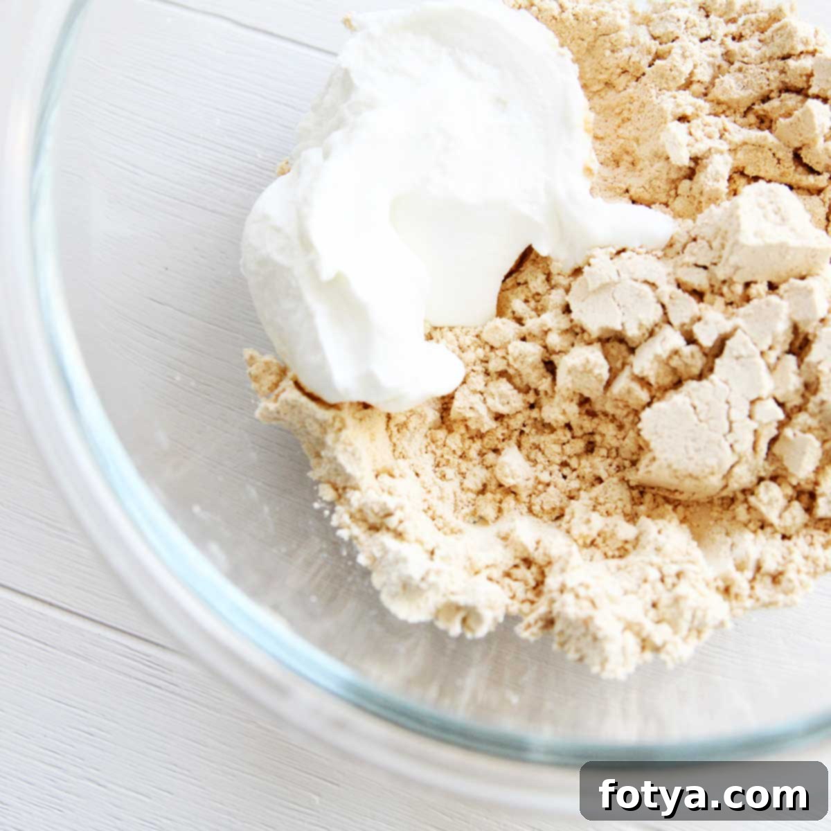Συνταγή για Μπάρες Πρωτεΐνης PB Fit με Ελληνικό Γιαούρτι 4 Συστατικά 5 Προσθέστε ελληνικό γιαούρτι και ζυμώστε τη ζύμη