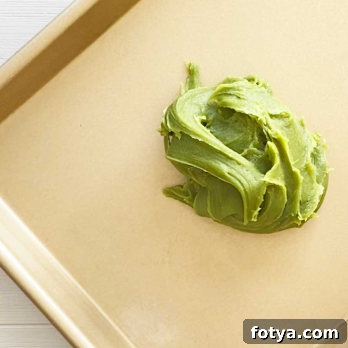 Εύκολες Δροσερές Σεληνόπιτες Μάτσα 7 Μεταφορά της ζύμης σε λαδωμένο ταψί