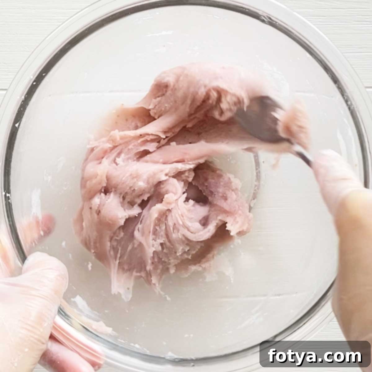 Vegan Χωρίς Γλουτένη Φεγγαρόπιτες Χιονιού Φράουλας 7 Ανακάτεμα ζύμης snow skin mooncake με μεταλλική κουτάλα