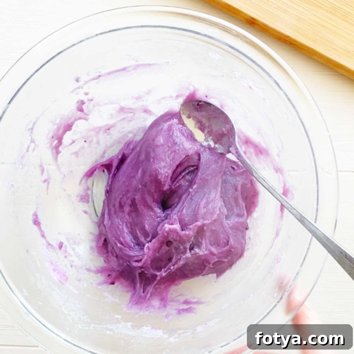 Ube Χιονάτες Φεγγαρόπιτες: Υγιεινές, Βίγκαν & με Λίγες Θερμίδες 6 Μαγειρεύοντας τη ζύμη της φεγγαρόπιτας στον φούρνο μικροκυμάτων και ανακατεύοντας.