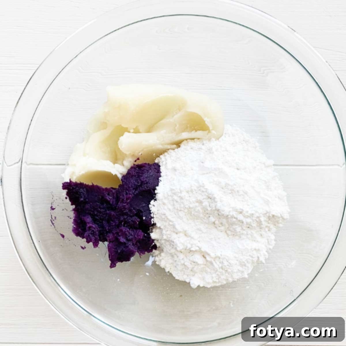 Ube Χιονάτες Φεγγαρόπιτες: Υγιεινές, Βίγκαν & με Λίγες Θερμίδες 3 Ανάμειξη ube, πάστας λευκών φασολιών και αλευριού ρυζιού σε ένα μπολ.