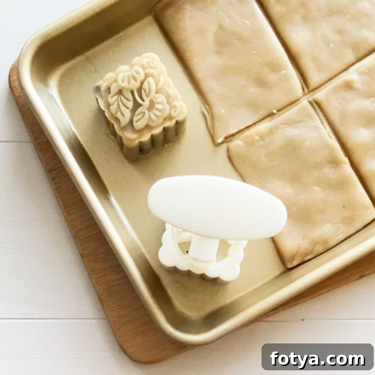 Χιονάτες Σεληνόπιτες Φυστικοβούτυρου και Μπράουνι 11 Σχηματισμός γεμιστών φεγγαροπιτών σε καλούπι