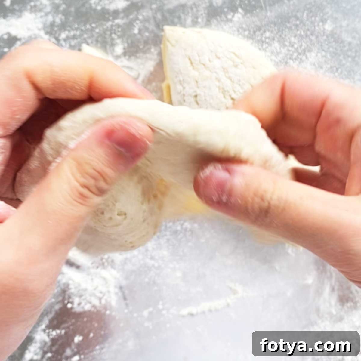 Συνταγή για Μαλακό και Μαστιχωτό Σπιτικό Φλατμπρέντ Ρικότα 9 Τέντωμα των κομματιών ζύμης σε στρογγυλά σχήματα