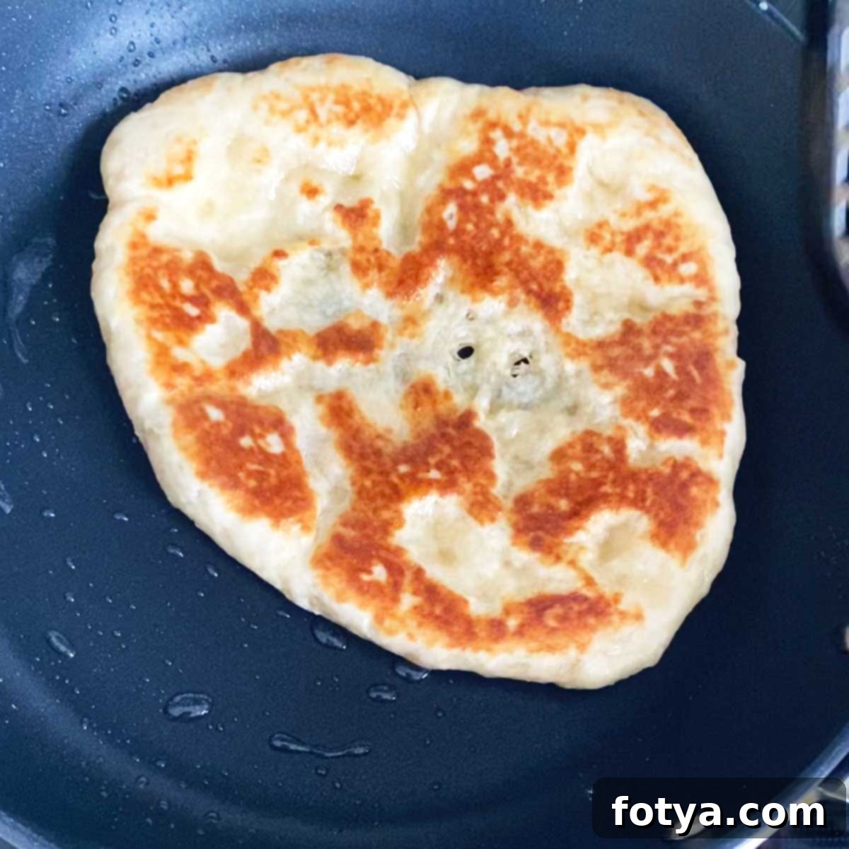 Συνταγή για Μαλακό και Μαστιχωτό Σπιτικό Φλατμπρέντ Ρικότα 11 Μαγείρεμα του φλατμπρέντ σε τηγάνι