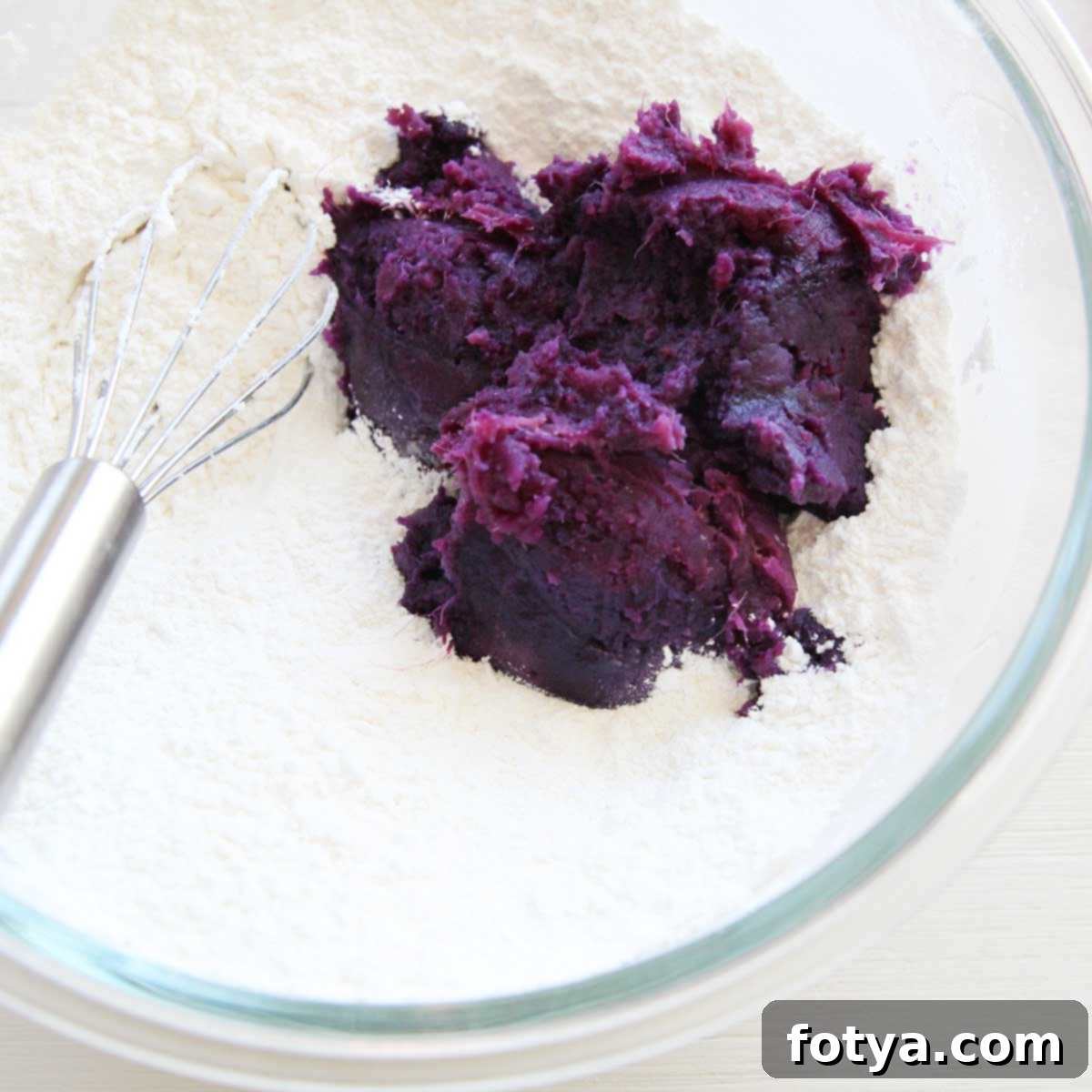 Απολαυστικό Μωβ Κέικ Ube Mochi 5 Ζύμωμα Ube με ξηρά συστατικά για μοτσι κέικ