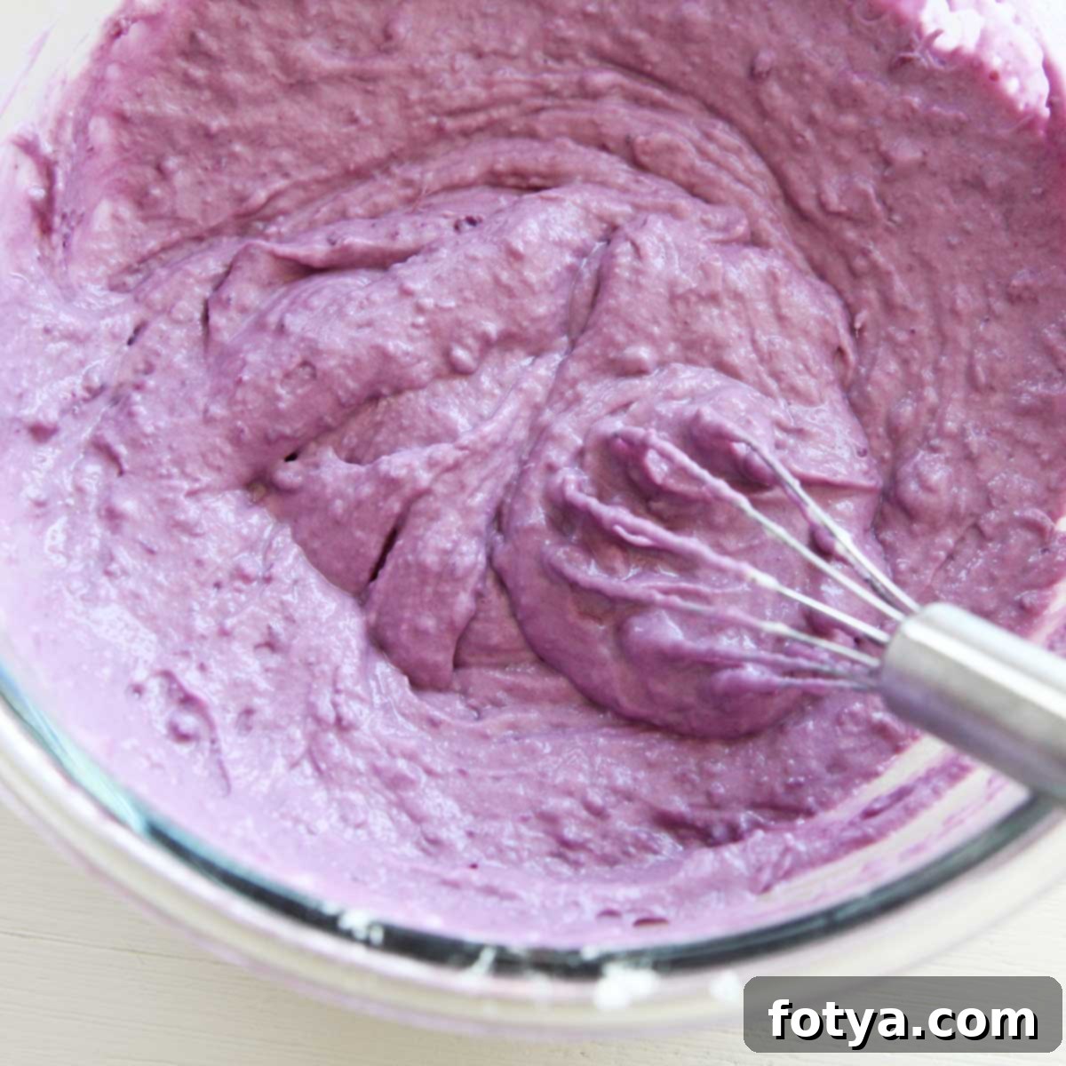 Απολαυστικό Μωβ Κέικ Ube Mochi 7 Προσθήκη ζεστού γάλακτος αμυγδάλου στο μείγμα αλευριού ube