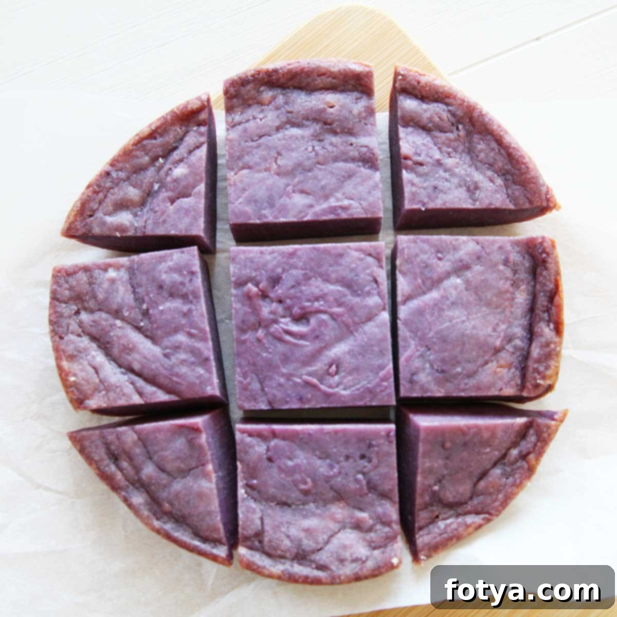 Απολαυστικό Μωβ Κέικ Ube Mochi 9 Ψημένο μοτσι κέικ ube που κρυώνει