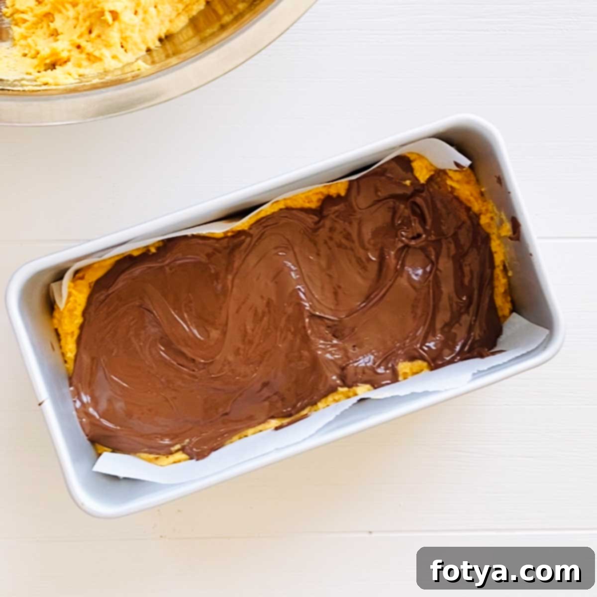 Κολοκυθόψωμο με Στριφτή Nutella και Τραγανή Επικάλυψη Σοκολάτας 8 Άλειμμα Nutella πάνω από τον χυλό