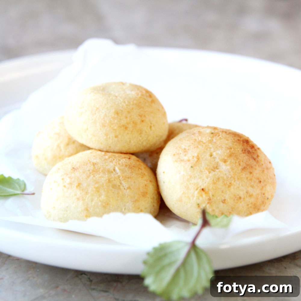 Υγιεινό Pão de Queijo με Κουνουπίδι Χωρίς Γλουτένη 2 Νόστιμα Pão de Queijo με κουνουπίδι έτοιμα για σερβίρισμα