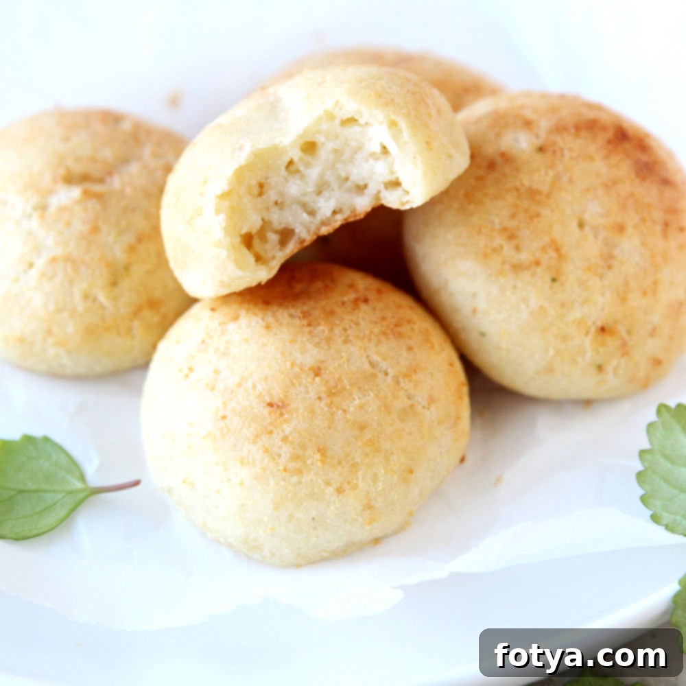 Υγιεινό Pão de Queijo με Κουνουπίδι Χωρίς Γλουτένη 7 Σερβιρισμένα Pão de Queijo με κουνουπίδι σε ξύλινο δίσκο
