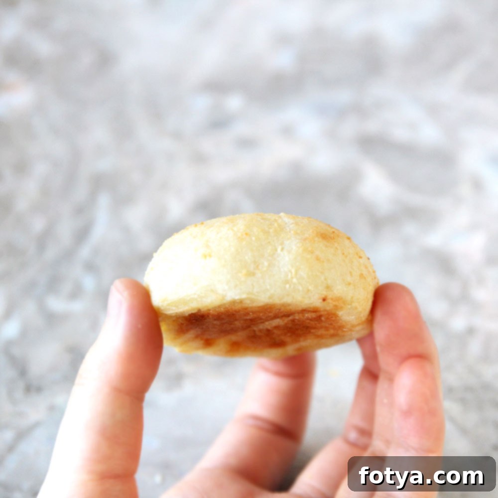 Υγιεινό Pão de Queijo με Κουνουπίδι Χωρίς Γλουτένη 9 Κοντινή λήψη από φρεσκοψημένα Pão de Queijo με κουνουπίδι