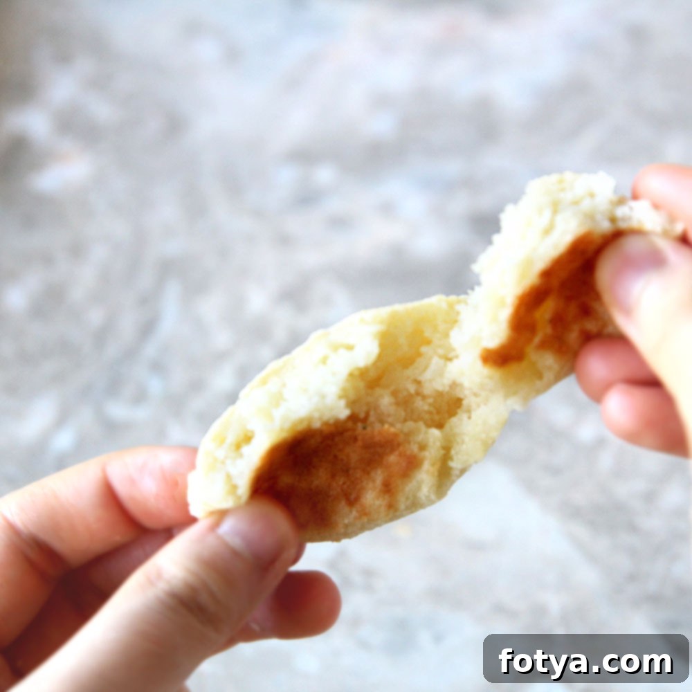 Υγιεινό Pão de Queijo με Κουνουπίδι Χωρίς Γλουτένη 10 Pão de Queijo με κουνουπίδι σε φόντο κουζίνας με άλλα υλικά