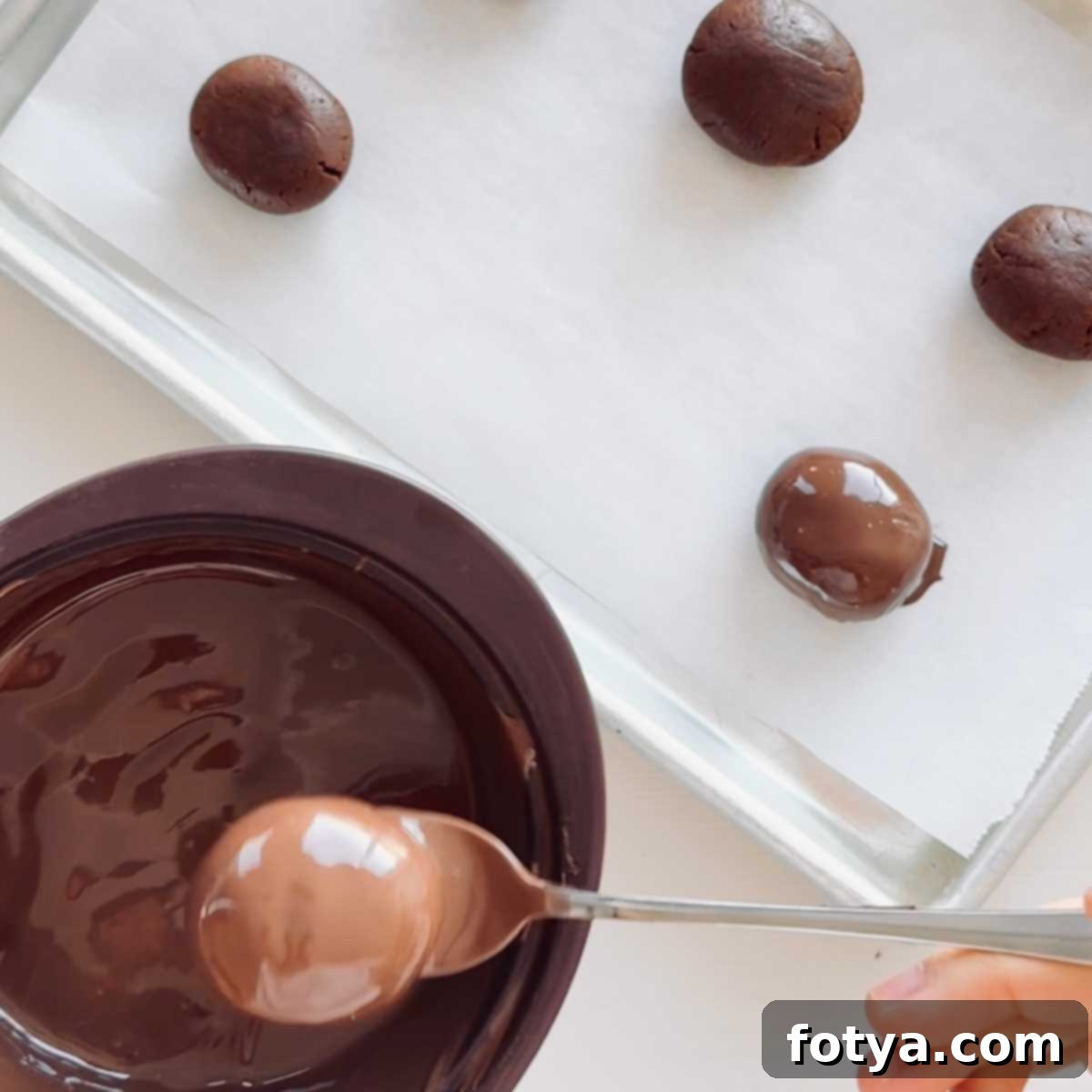 Πασχαλινά Αυγά Nutella: Η Ελαφριά Εκδοχή με Σκόνη Φυστικοβούτυρου 8 Λιώσιμο σοκολάτας για επικάλυψη