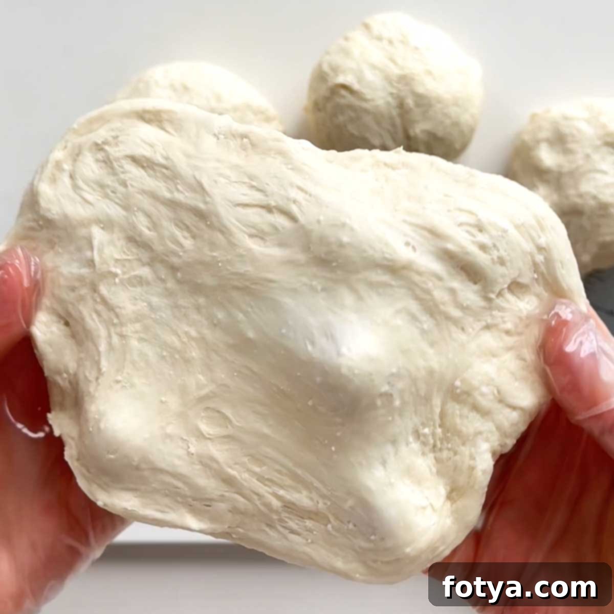 Πανεύκολη Πρωτεϊνούχα Πίτα Ναν με Cottage Cheese και 5 Μόνο Υλικά 9 Διαμόρφωση της ζύμης σε στρογγυλά επίπεδα ψωμιά