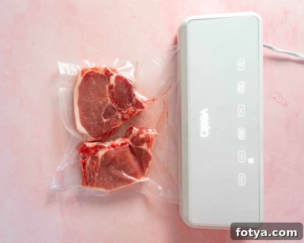 Τρόποι Αφαίρεσης Αέρα Sous Vide 3 Μαριναρισμένη χοιρινή μπριζόλα σε σακούλα κενού
