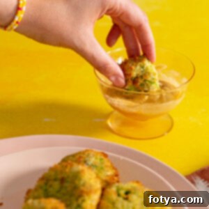 Μπριζόλα: Τα Καλύτερα και τα Χειρότερα Συνοδευτικά – 20+ Ιδέες 16 Χέρι βουτάει τηγανίτα κολοκυθιού από φριτέζα αέρος σε σάλτσα ντιπ με κίτρινο φόντο