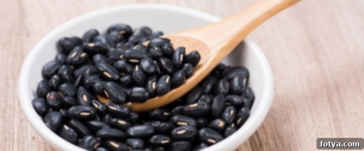Υγιεινά Οφέλη των Φασολιών: 5 Είδη να Βάλετε στο Πιάτο σας Τώρα 5 Λευκά φασόλια cannellini σε κεραμικό μπολ