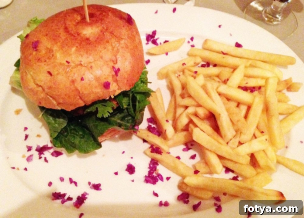 Κυριακή με Βασιλικές Γεύσεις 3 Το Merino burger με αρνίσιο μπιφτέκι, πέστο και καραμελωμένα κρεμμύδια στο Royale Eatery.