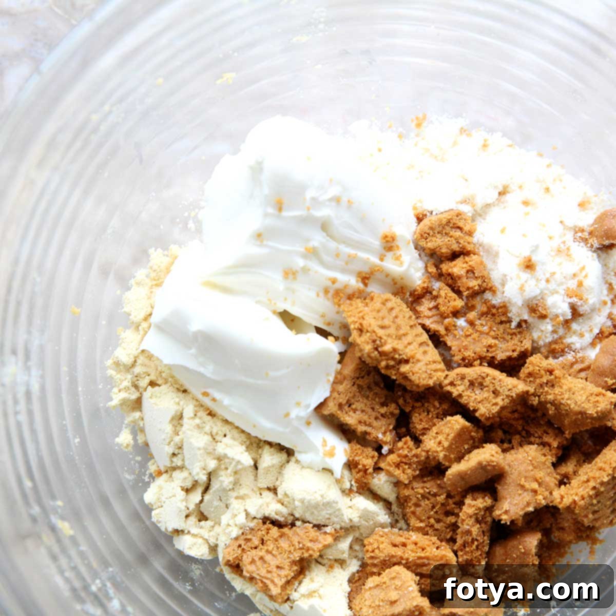 Εύκολες Ενεργειακές Μπάλες Πρωτεΐνης Lotus Biscoff Χωρίς Ψήσιμο 2 Ανάμειξη των υλικών για τις μπουκίτσες πρωτεΐνης Biscoff.